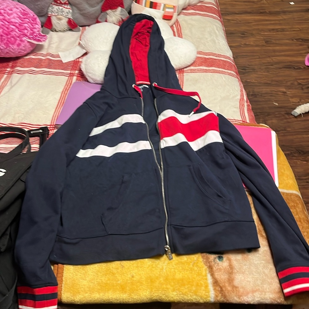 i’m selling this sweater from tommy hilfiger in size xl in navy blue